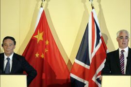afp : Britain's finance minister Alistair Darling (R) attends a press conference with Chinese vice premier Wang Qishan (L) in central London, on May 11, 2009. Britain and China