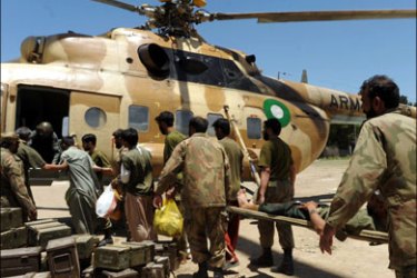 afp : Pakistani troops transport injured soldiers onto an army helicopter in Mingora, the capital of troubled Swat valley, on May 28, 2009. A deadly battle is looming over the capital of