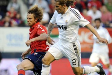 afp : Osasuna's Plasil (L) is tackled by Real Madrid's Michel Salgado (R) during a Spanish league football match, on May 31, 2009, at Reyno de Navarra stadium in Pamplona. AFP