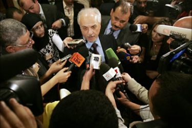 r_Iraq's Oil Minister Hussein al-Shahristani (C) speaks to the media at the King Hussein Convention Centre on the first day of the World Economic Forum on the Middle East