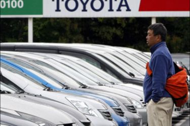 r : Toyota Motor's cars are displayed at its dealers shop in Yokohama, nearby Tokyo May 8, 2009. Japan's Nikkei average edged down 0.2 percent on Friday after earlier