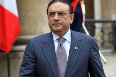 afp : Pakistani President Asif Ali Zardari leaves the Elysee Palace in Paris after a meeting with French President Nicolas Sarkozy on May 15, 2009. Zardari visits his French