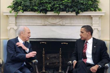 r : U.S. President Barack Obama sits with Israel's President Shimon Peres (L) during their meeting in Washington May 5, 2009, in this picture released by the Israeli Government