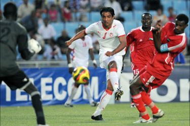 f_Tunisian striker Sami Allagui (8) vies and scores with Sudanese team captain Ahmed Elbash (R) and goalkeeper Roy Galwak during a friendly football match at Rades