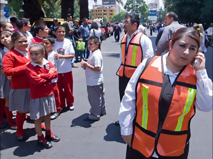f_Mexicans schooldchild wait on a street after a 5,9 Richter scale earthquake in Mexico City