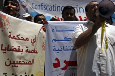 r : Journalists and lawyers protest outside the Justice Ministry in Sanaa May 11, 2009, to denounce the Yemeni Supreme Judicial Council's plans to set up a special court for