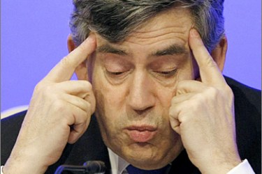 REUTERS / Britain's Prime Minister Gordon Brown listens during a question and answer session following his address to the Royal College of Nurses congress in Harrogate, northern England, May 11, 2009. REUTERS/Phil Noble (BRITAIN POLITICS HEALTH IMAGES OF THE DAY)