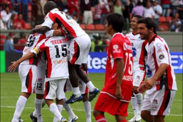epa01734031 Indios de Ciudad Juلrez soccer team players (L) celebrate beating team Toluca during the match of Clausura Tournament held at Nemesio Diez Stadium at the