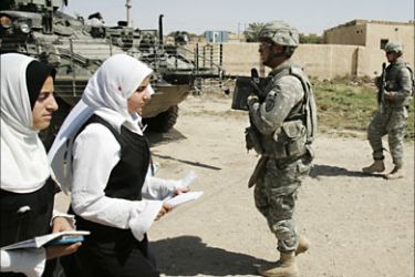r_School girls walk past U.S. soldiers on patrol in Saadia area near Baquba, 115 km (70 miles) northeast of Baghdad May 19, 2009. REUTERS/Saad Shalash (IRAQ MILITARY