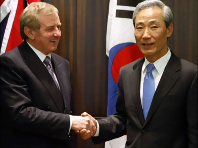 r : Australia's Trade Minister Simon Crean (L) shakes hands with South Korea's Trade Minister Kim Jong-hoon after a meeting to launch bilateral free-trade talks in Melbourne May