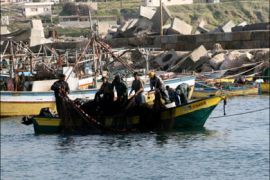 معاناة الصيادين متعددة في ظل اعتقالهم واطلاق النار عليهم وتحديد مسافة الصيد