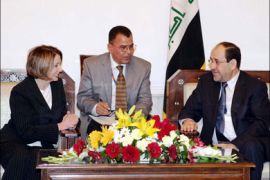 afp : In this handout made available by the Iraqi Prime Minister's office on May 10, 2009, American House of Representatives speaker Nancy Pelosi (L) meets with Iraqi
