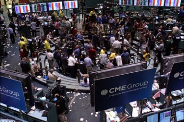 afp : NEW YORK - JUNE 03: Traders in crude and and heating oil futures work on the floor of the New York Mercantile Exchange on June 3, 2009 in New York City.
