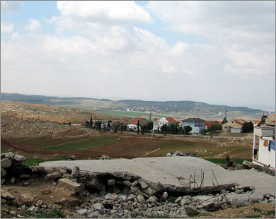 الاحتلال الإسرائيلي يهدم بيوت الفلسطينيين من أجل إقامة المستوطنات(الجزيرة نت-أرشيف) 