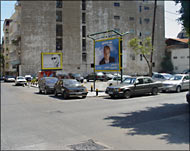 صور المرشحين وشعاراتهم أخذت حيزا قليلا في الشوارع (الجزيرة نت)