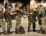 الجيش اللبناني نشر نحو 50 ألفا من جنوده لتأمين الانتخابات (رويترز)