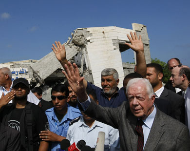جيمي كارتر تفقد آثار الدمار الناتج عن العدوان الإسرائيلي على قطاع غزة (الفرنسية) 