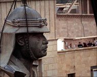 إزالة تمثال صدام كان إيذانا بسقوط العراق في أيدي الجيش الأميركي (الجزيرة نت-أرشيف)