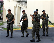 
الجيش الهندوراسي يحيط بالقصر الجمهوري (رويترز)الجيش الهندوراسي يحيط بالقصر الجمهوري (رويترز)