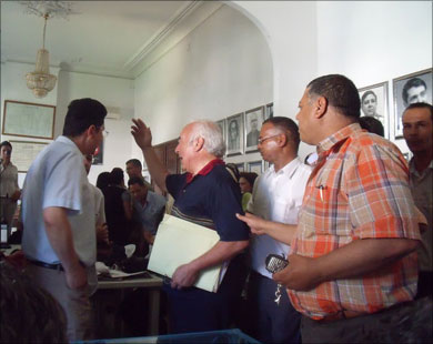 المكتب القديم لنقابة الصحفيين التونسيين شهد انقسامات وتوترات عديدة (الجزيرة نت)
