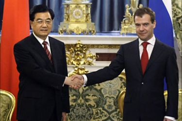 Chinese President Hu Jintao (L) and Russian President Dmitry Medvedev shake hands in Moscow's Kremlin, June 17, 2009. REUTERS/