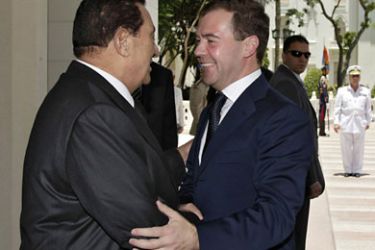 Russian President Dmitry Medvedev (R) embraces with Egyptian President Hosni Mubarak (L) in Cairo on June 23, 2009. Medvedev began a visit to Egypt to sign a strategic cooperation pact with Cairo as Moscow seeks to boost its diplomatic clout in the Middle East. AFP