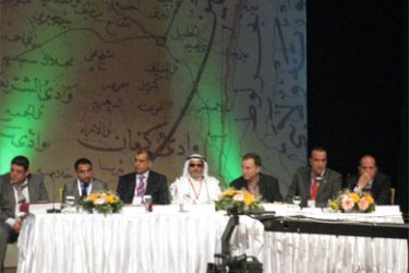 مبارك المطوع ترأس جلسة بمؤتمر فلسطين