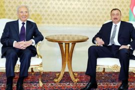 afp : Israeli President Shimon Peres (L) and his Azerbaijani counterpart Ilham Aliyev pose for press during their meeting in Baku on June 28, 2009. AFP PHOTO / STR