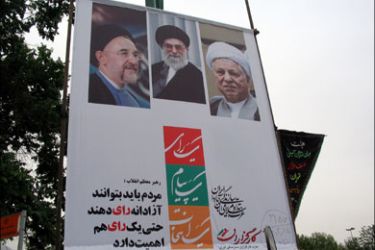رفسنجاني وخاتمي حاضران في اللافتات الإنتخابية رغم أنهما غير مرشحين