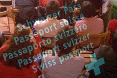 مجموعة من الأجانب في احدى دورات تعليم اللغة، يتطلعون للحصول على جواز السفر السويسري.