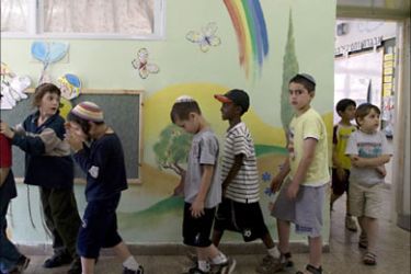 r_Israeli boys walk to a bomb shelter at a school in Jerusalem June 2, 2009, as a siren is sounded during a nationwide civil defence drill simulating a rocket attack