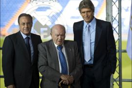 afp : Real Madrid football club's new coach Manuel Pellegrini (R) of Chile, honourary president Alfredo Di Stefano (C) and President Florentino Perez are pictured after a press
