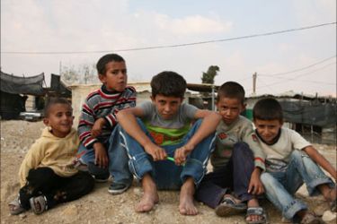 اطفال من قرية فصايل في غور الاردن احدى القرى التي تواجه هدم المنازل تاريخ القطات 30  10  2008