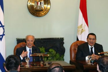 Israeli President Shimon Peres (L) and his Egyptian counterpart Hosni Mubarak (R) hold a press conference in Cairo on July 7, 2009. On a rare visit to Cairo Peres was