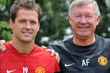 afp : Manchester United's manager Sir Alex Ferguson (R) poses for pictures with new signing Michael Owen at the Club's Carrington training grounds in Manchester, on July 13,