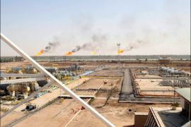 afp : A general view of the Naher al-Umran gas refinery, in the el-Dir district, some 40 kms north of the southern city of Basra, on July 17, 2009. The trade union representing