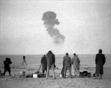 
مسؤولون يتابعون تجربة نووية فرنسية في رقان في صحراء الجزائر في 1960 (الفرنسية-أرشيف)