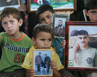 أطفال فلسطينيون أثناء تظاهرة في غزة للمطالبة بإطلاق أقاربهم المعتقلين لدى إسرائيل (الفرنسية-أرشيف)