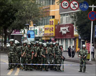 جنود صينيون في ساحة رئيسيةبمدينة أورومشي (رويترز)