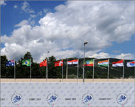 أعلام الدول الرئيسية المشاركة في القمة فوق المركز الصحفي بلاكويلا (الفرنسية)