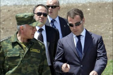 r : Russia's President Dmitry Medvedev (R) talks to General Nikolai Makarov, Russia's military chief of staff, as they walk in Tskhinvali July 13, 2009. Medvedev on Monday said