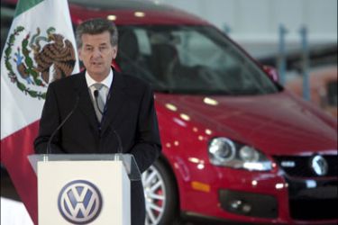 epa : epa01800834 The President of Volkswagen Mexico, Otto Lindner, speaks in the Volkswagen plant in the city of Puebla, Mexico, 20 July 2009, where he announces the