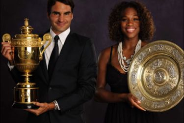 afp : Switzerland's Roger Federer (L), the Mens Singles Champion 2009, poses with the Wimbledon Trophy and US tennis player and Ladies Singles Champion 2009 Serena