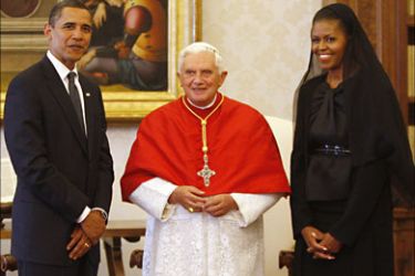 U.S. President Barack Obama, his wife Michelle Obama meet with Pope Benedict XVI (C) at the Vatican July 10, 2009. REUTERS/Jason Reed