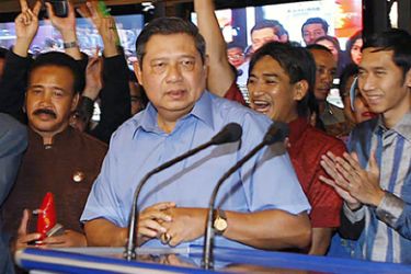 A handout picture from Presidensby.Info, the personal website of Indonesian President Susilo Bambang Yudhoyono, released on July 8, 2009, shows Yudhoyono (C)