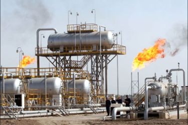 afp : Engineers are seen at the Naher al-Umran gas refinery, in the el-Dir district, some 40 kms north of the southern city of Basra, on July 17, 2009. The trade union representing