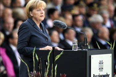 afp : German Chancellor Angela Merkel addresses soldiers of the 3rd and 7th "Wachbataillon" of the German Bundeswehr during a swearing-in ceremony for new recruits