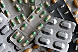 ترفض شركات الأدوية منح تصاريح لإنتاج أدوية أرخص في الدول النامية.
