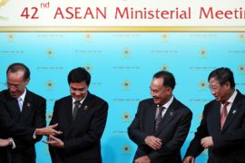 epa01800053 A muddle of arms as ASEAN leaders join hands with crossed arms : (L-R) Singapore Foreign Minister George Yeo, Thai Prime Minister Abhisit Vejjajiva, Thailand's Foreign Minister Kasit Piromya and Vietnam Deputy Prime Minister and Foreign Minister Pham Gia Khiem during the group photo at the opening session of the Association of South East Asian Nations (ASEAN) foreign ministers meeting on the resort island of Phuket, in southern Thailand, 20 July 2009.
