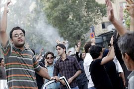 Supporters of opposition leader Mirhossein Mousavi march in north Tehran July 30, 2009. Baton-wielding Iranian police fired tear gas on Thursday and arrested protesters mourning